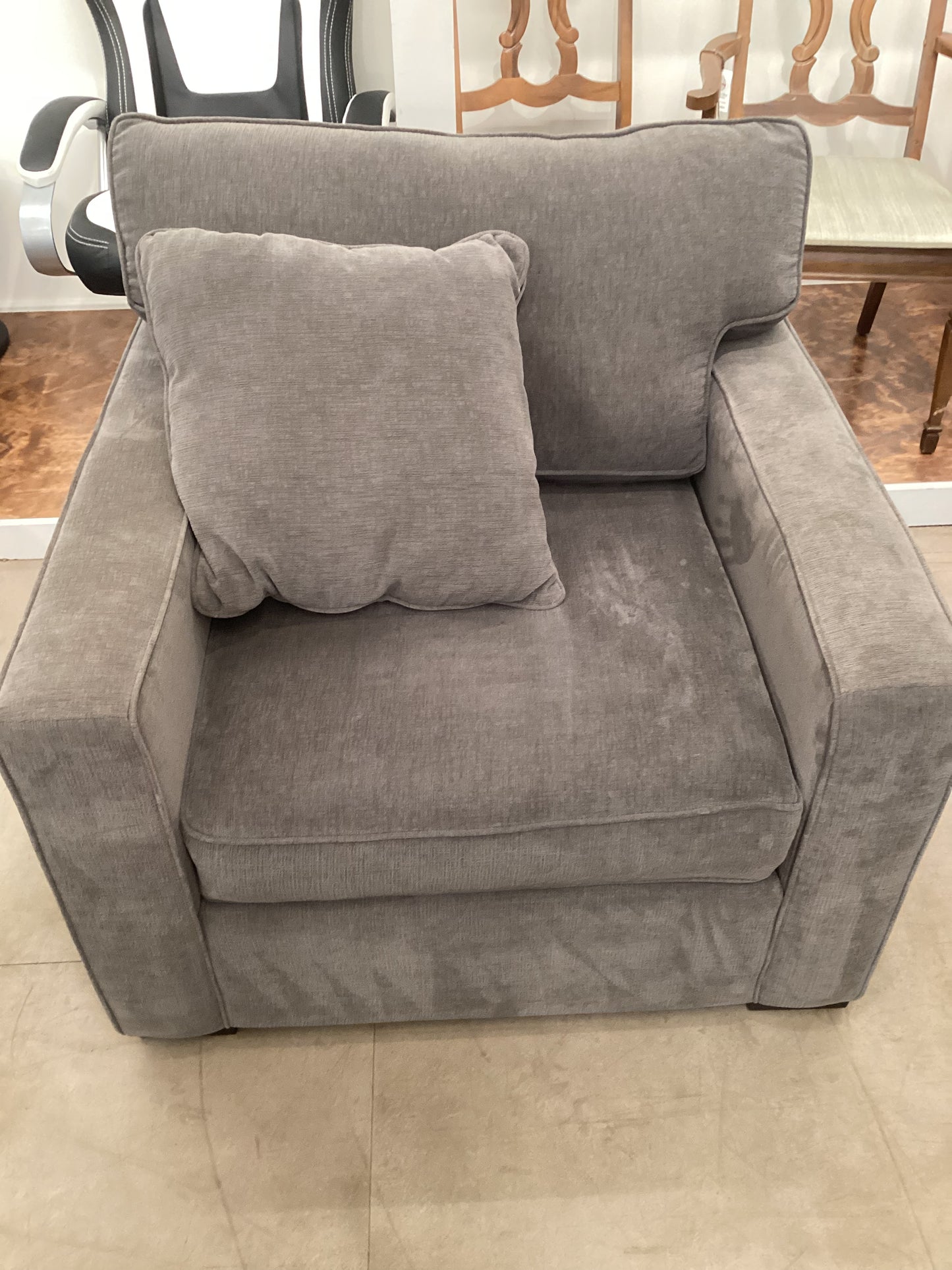 Achromatic Chair