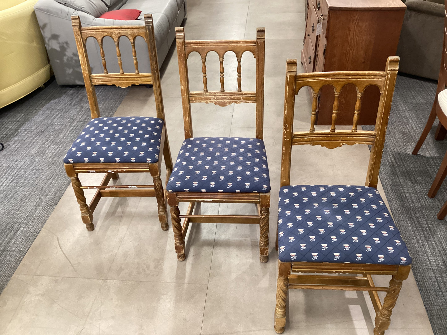 Weathered Dixie Twist Leg Chair Trio