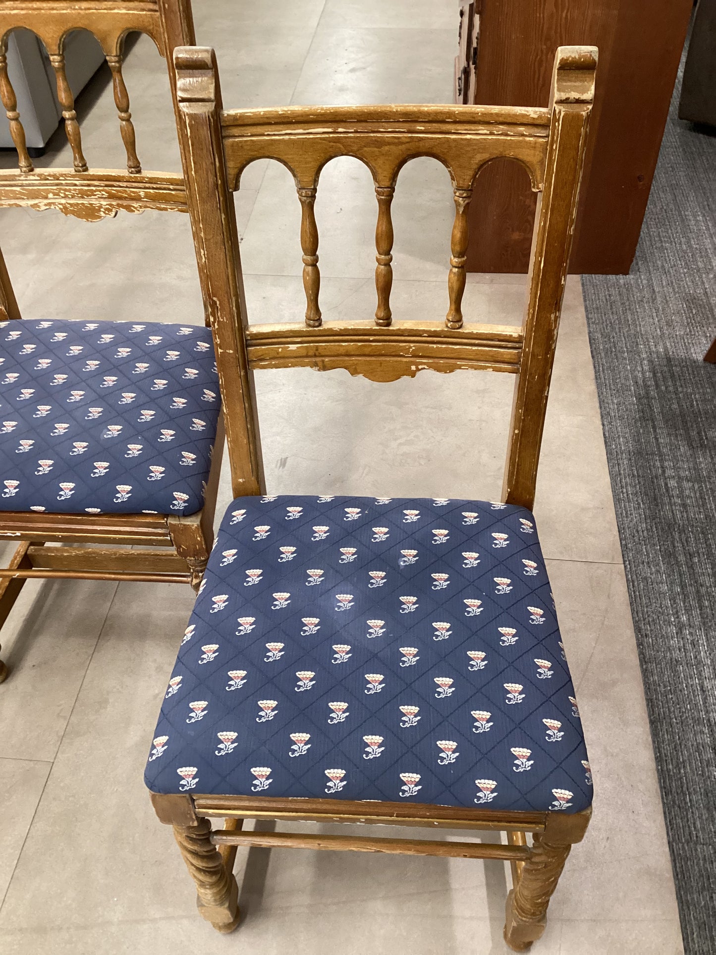 Weathered Dixie Twist Leg Chair Trio
