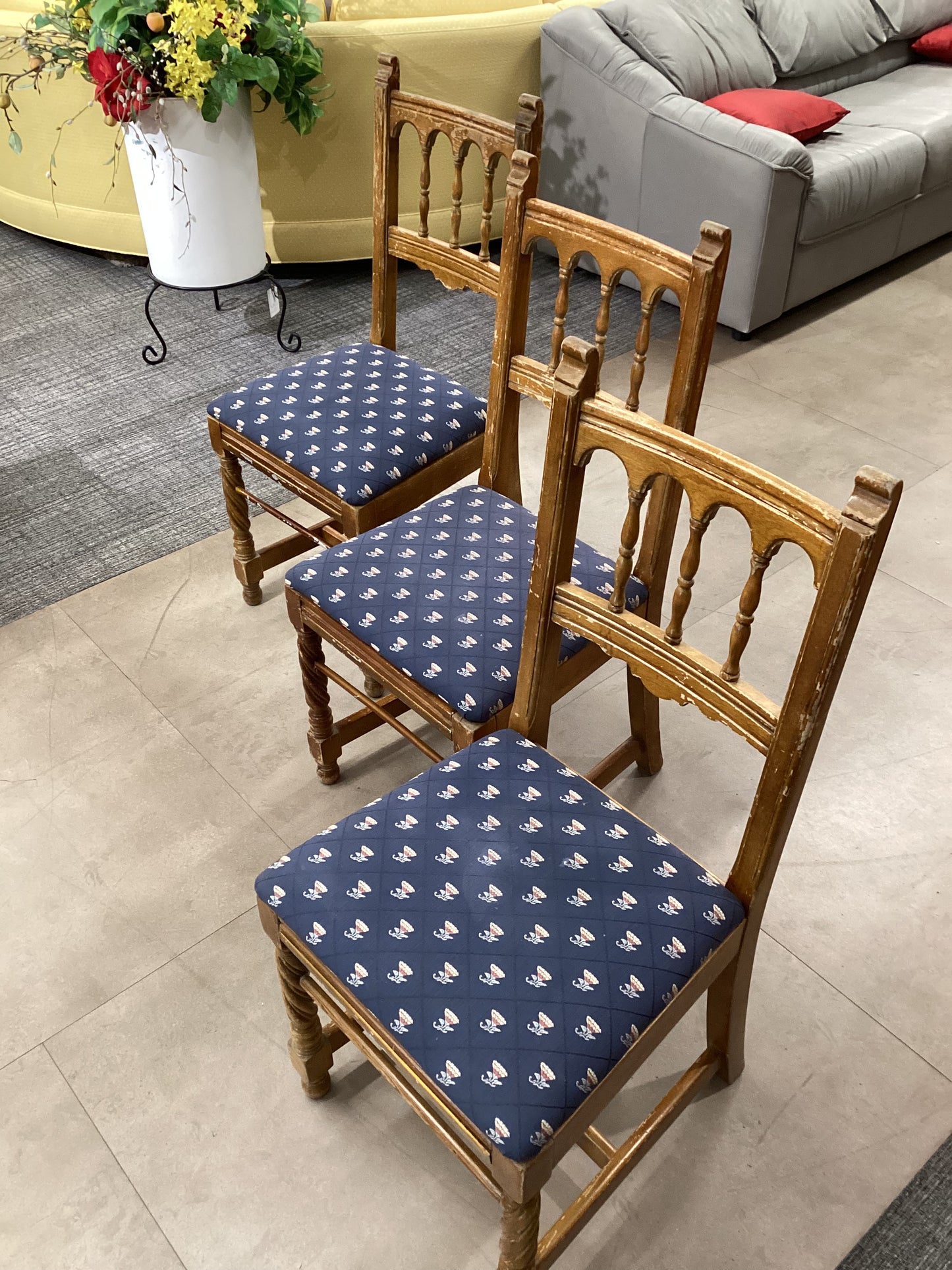 Weathered Dixie Twist Leg Chair Trio