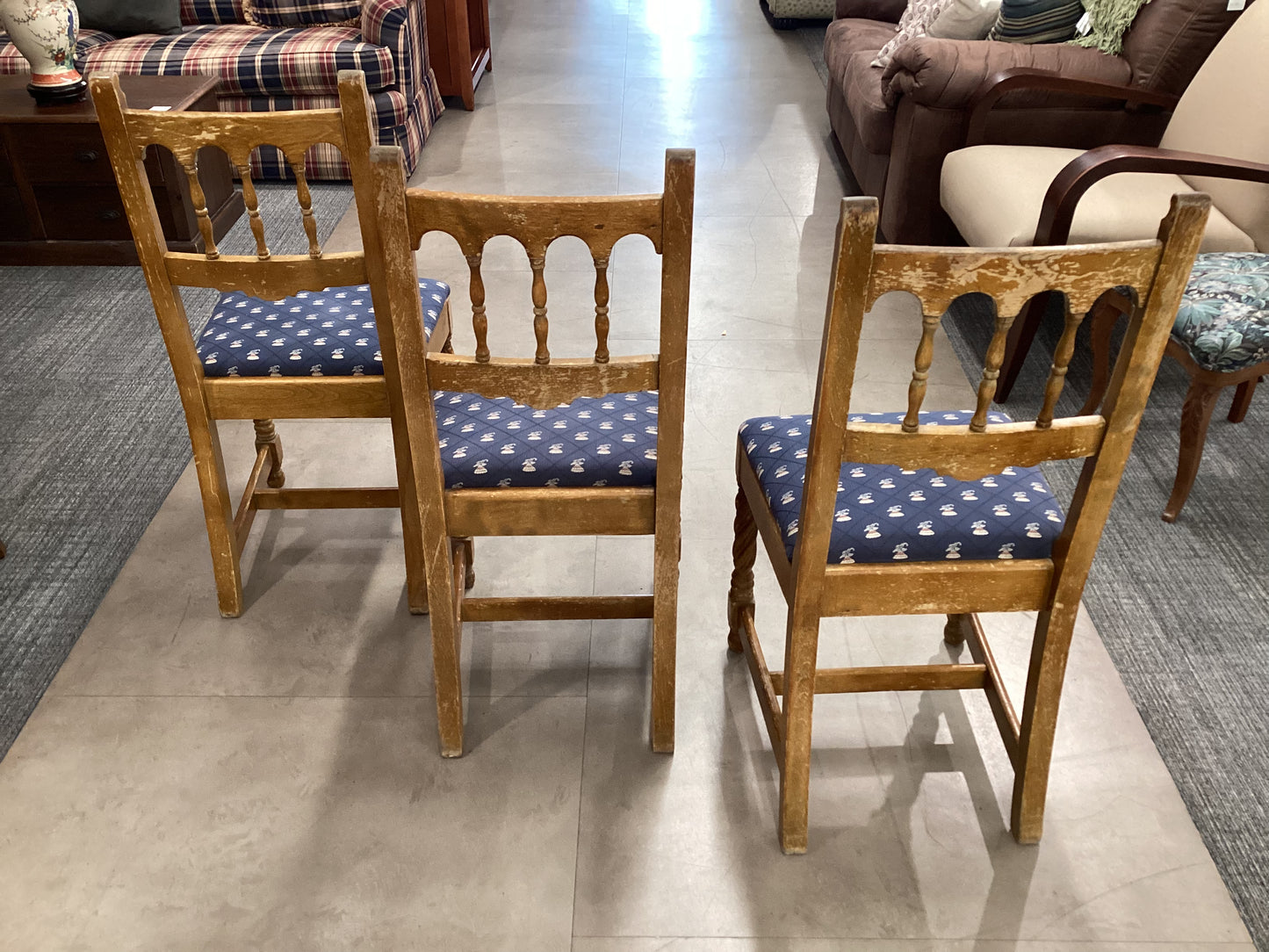 Weathered Dixie Twist Leg Chair Trio