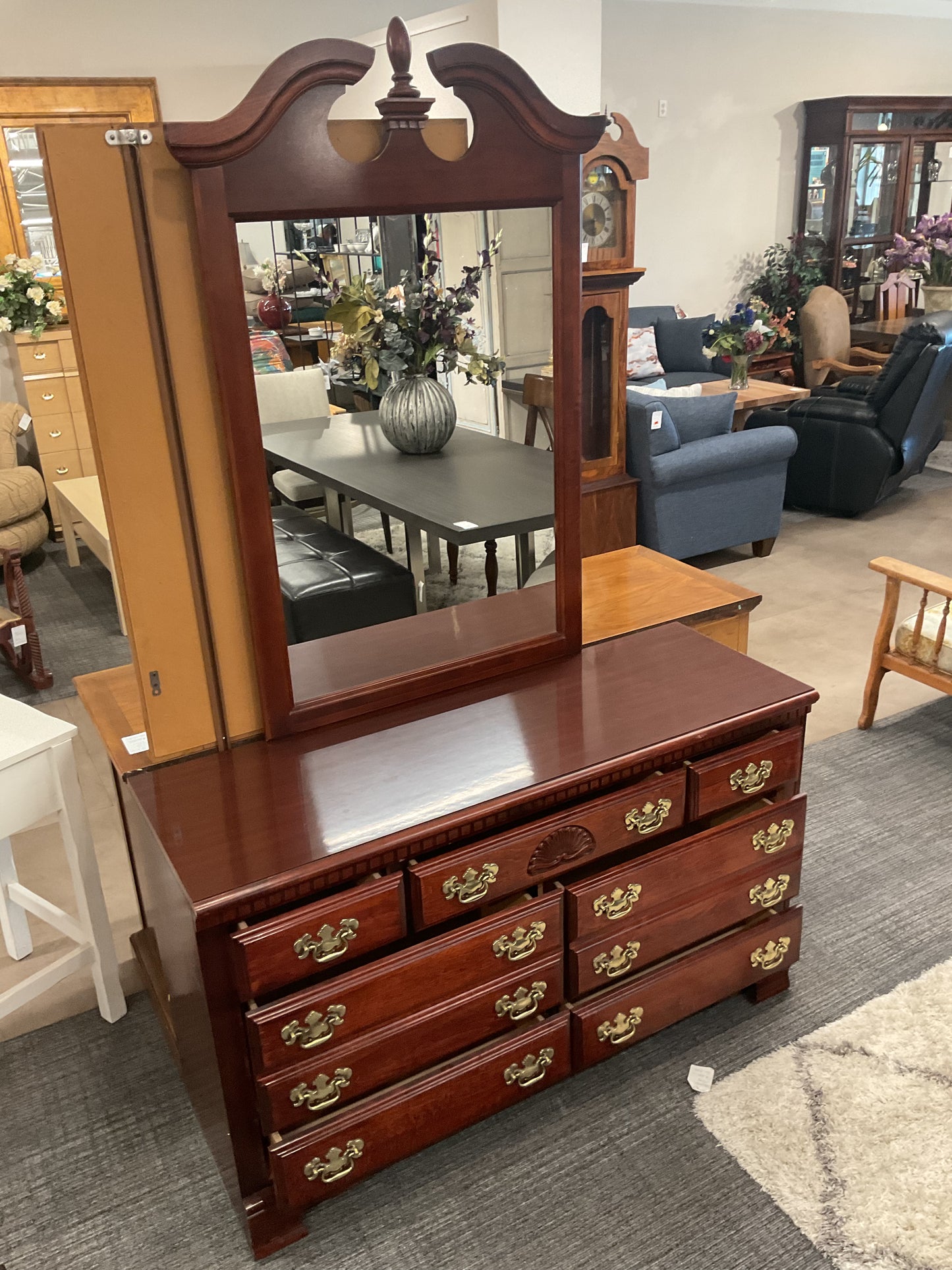 ASU ni Edam dresser and mirror
