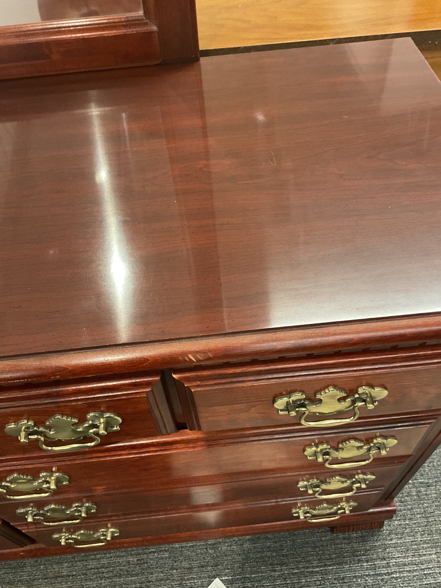 ASU ni Edam dresser and mirror