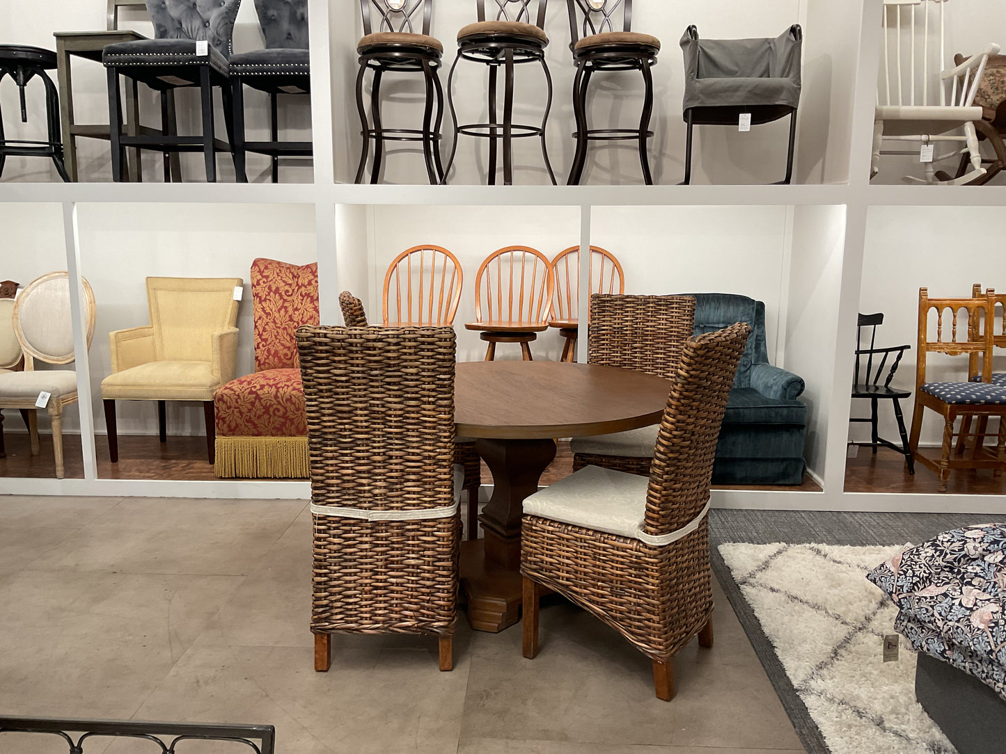 Setting Pretty Dining Table