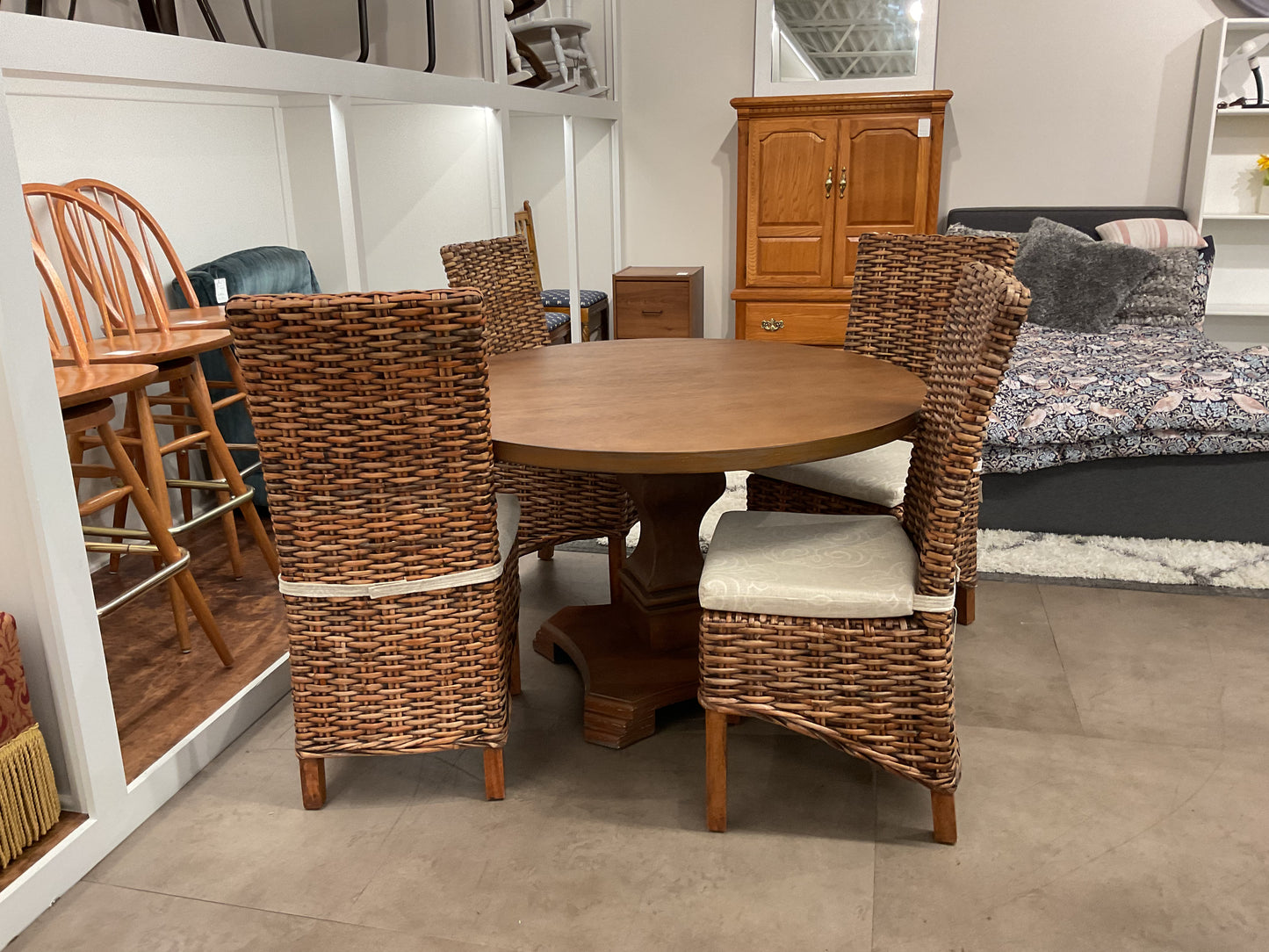Setting Pretty Dining Table