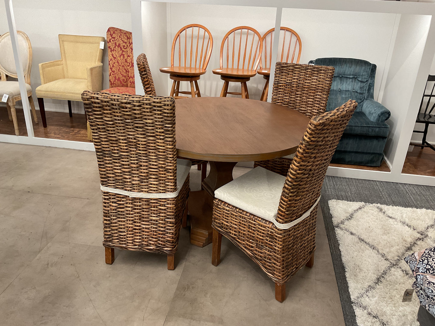 Setting Pretty Dining Table