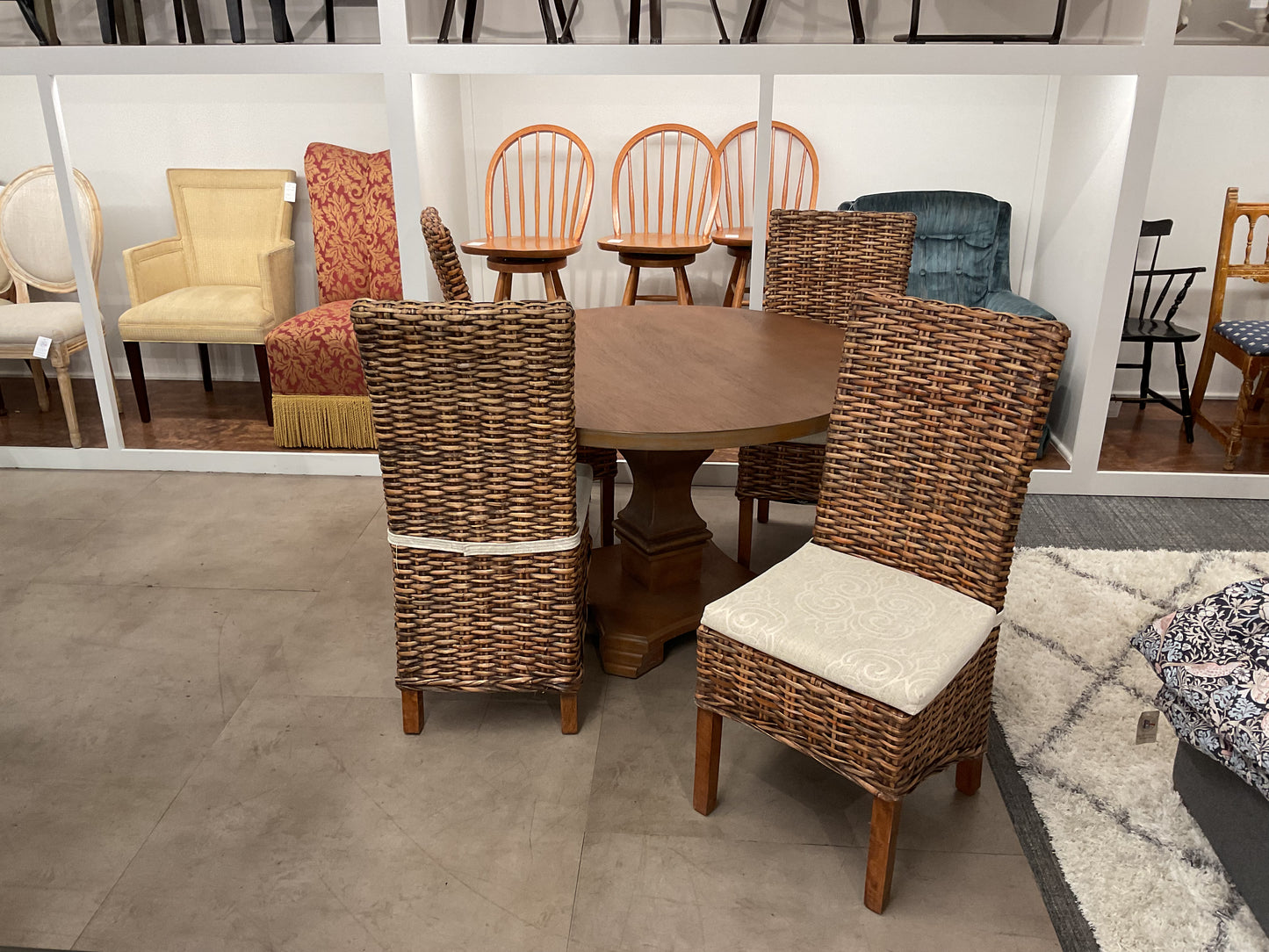 Setting Pretty Dining Table
