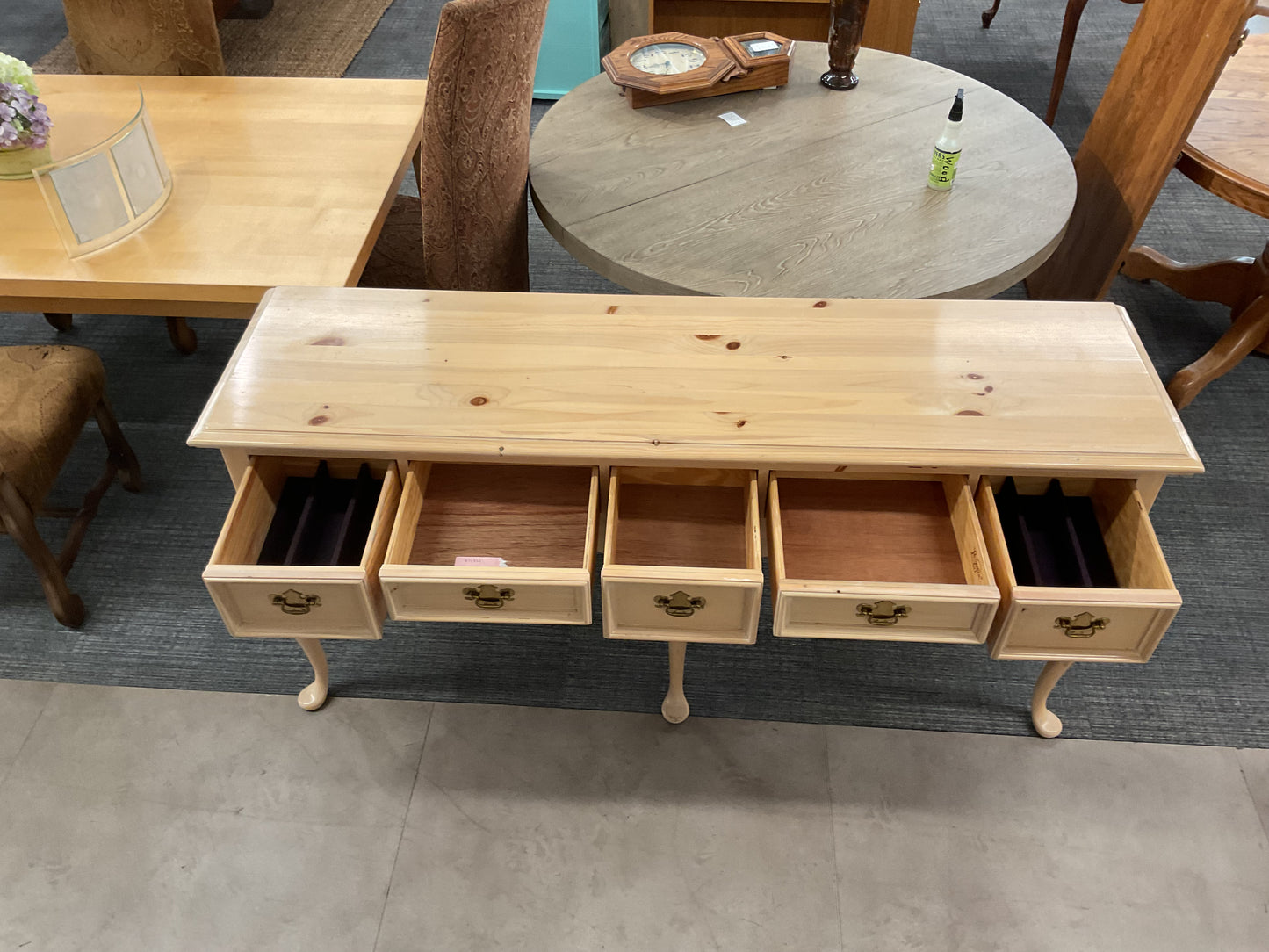 Freckled entry table