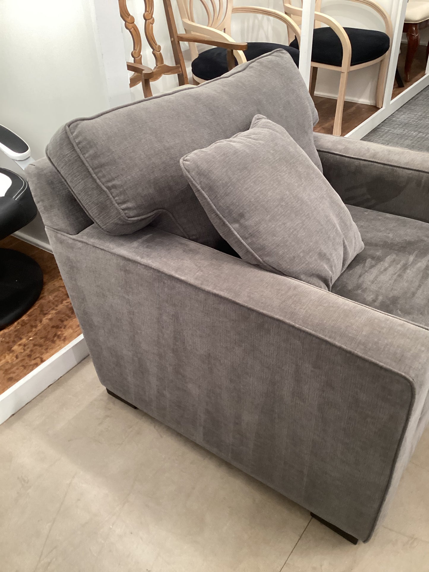 Achromatic Chair