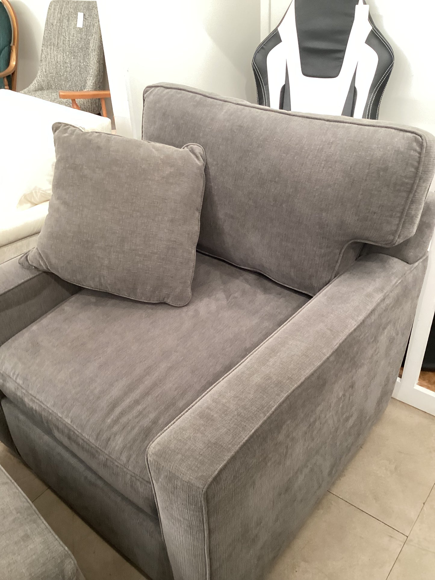 Achromatic Chair