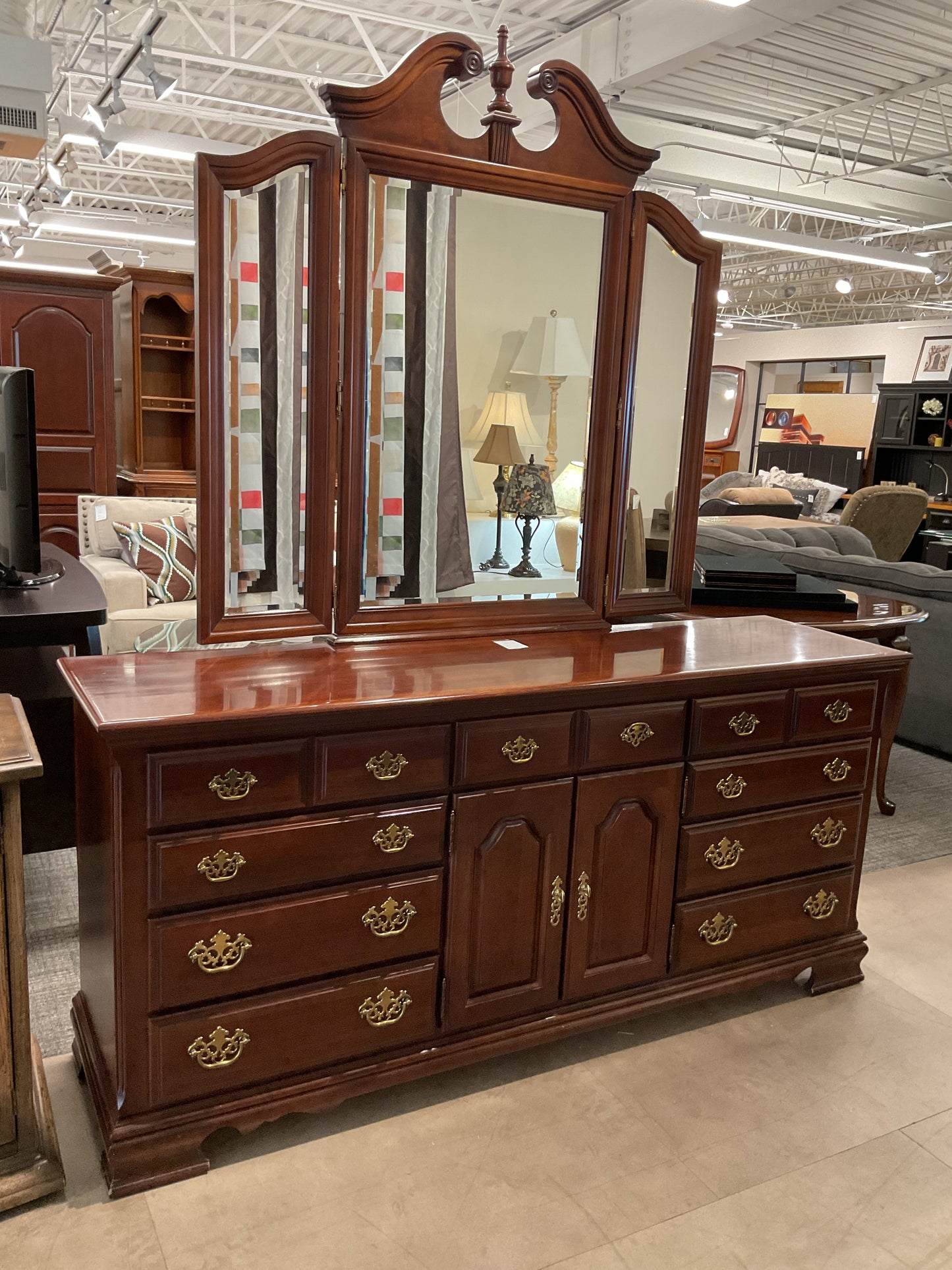 Capricorn Dresser￼