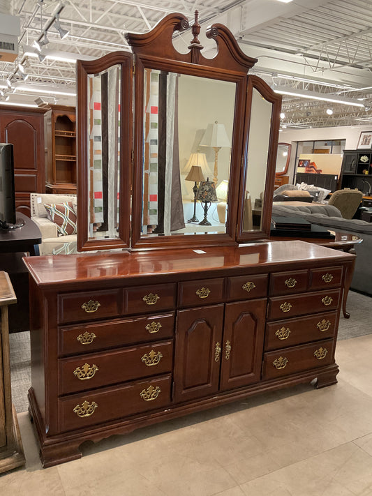 Capricorn Dresser￼