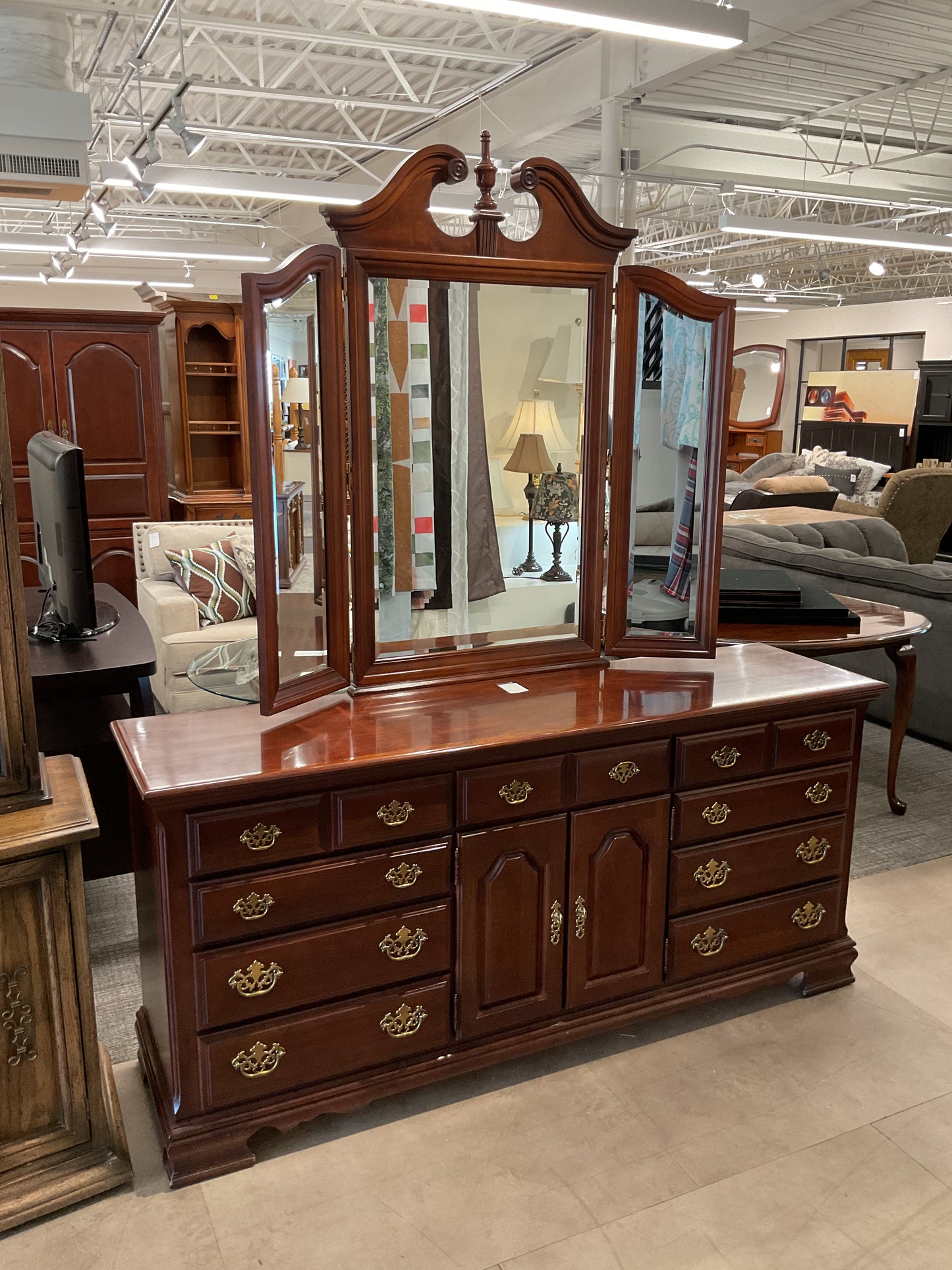Capricorn Dresser￼