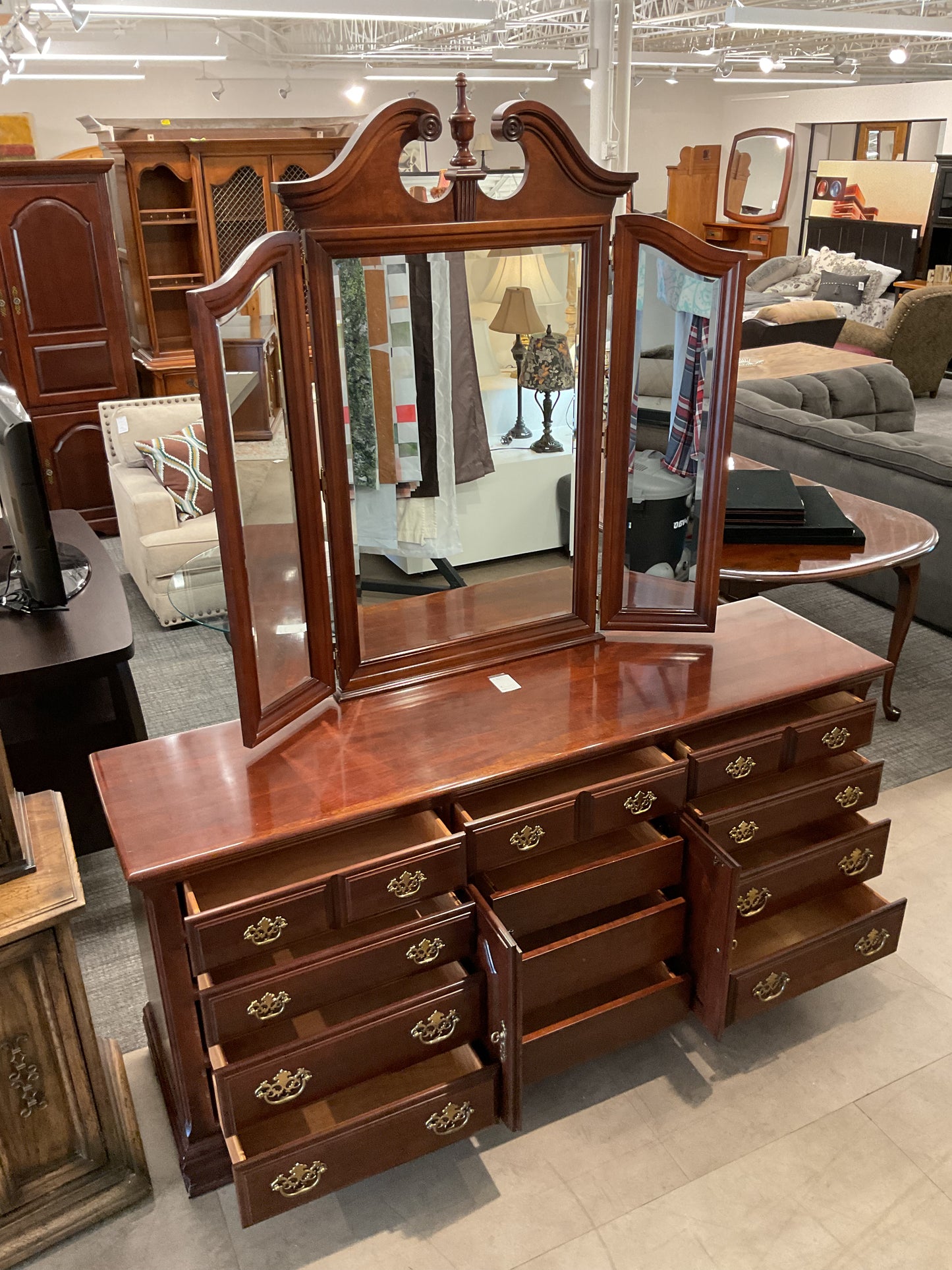 Capricorn Dresser￼