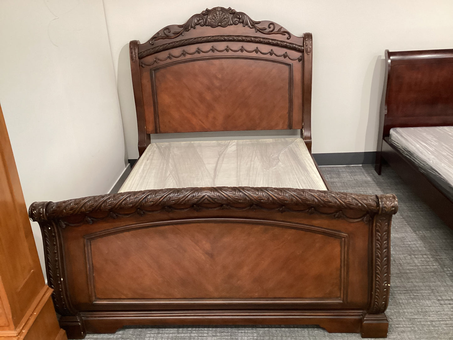 North Shore Queen Bed (B088)