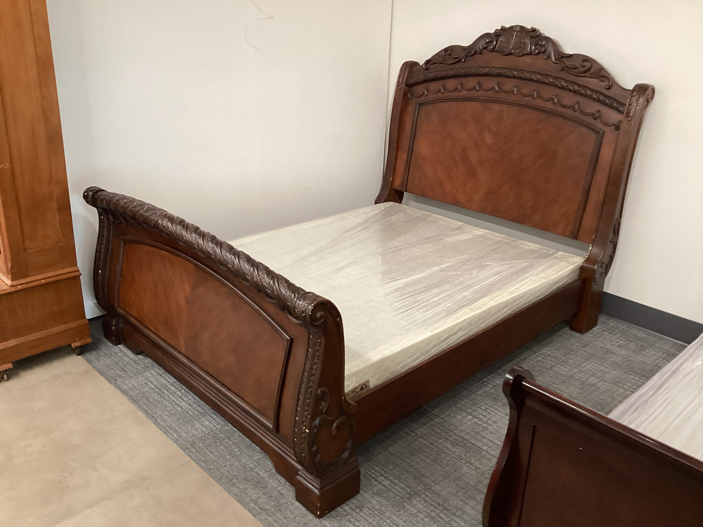 North Shore Queen Bed (B088)