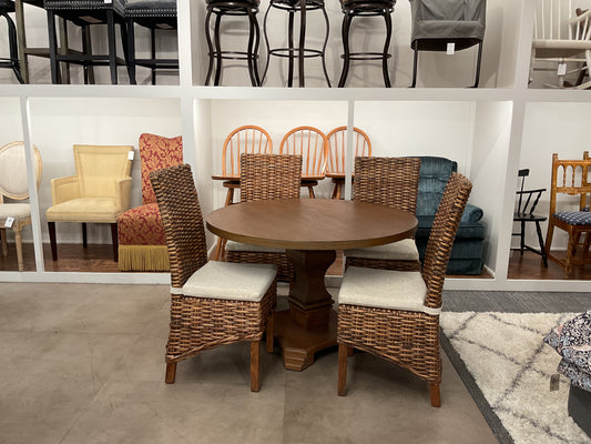 Setting Pretty Dining Table