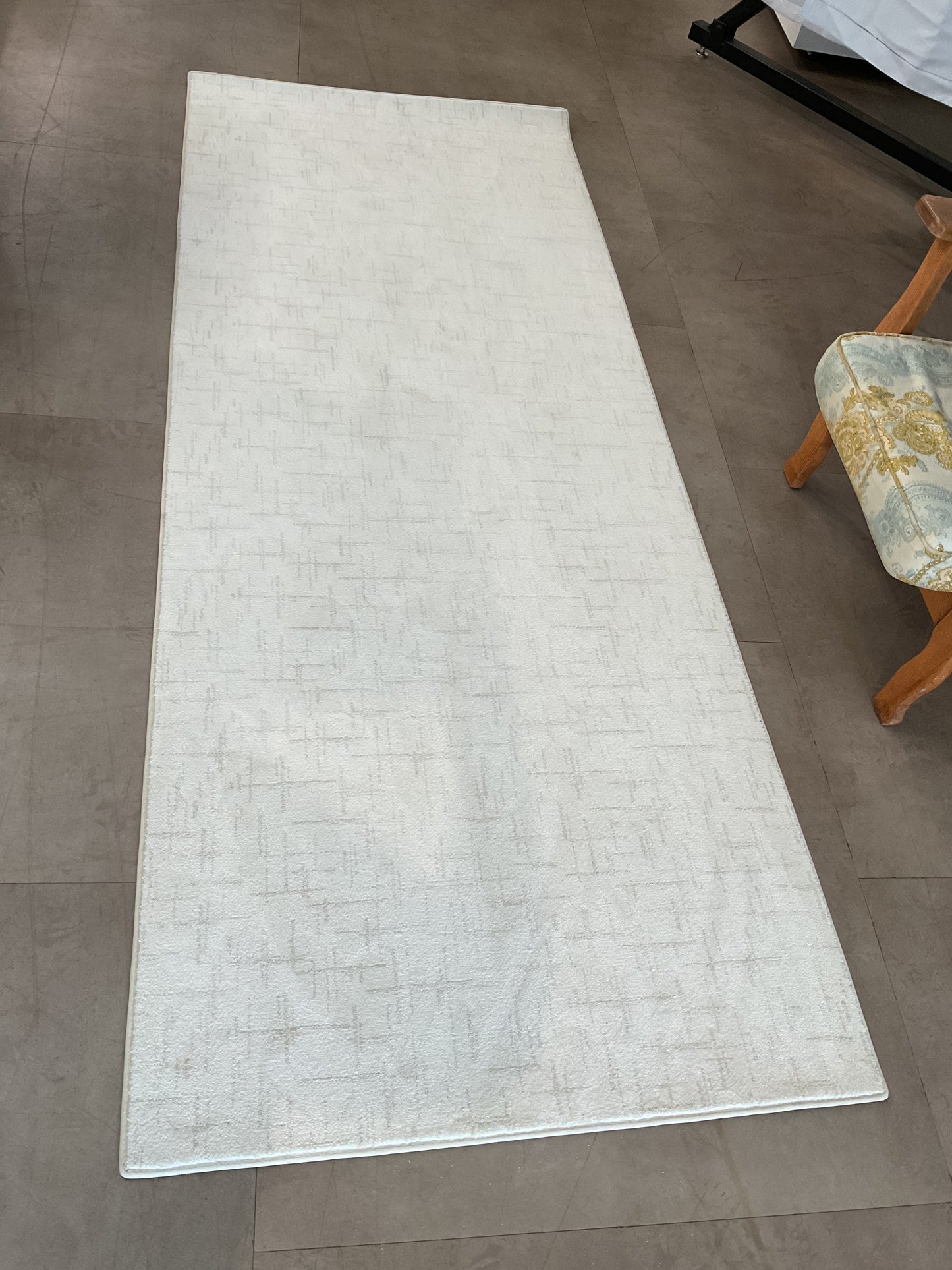 Long and White Rug (R123)