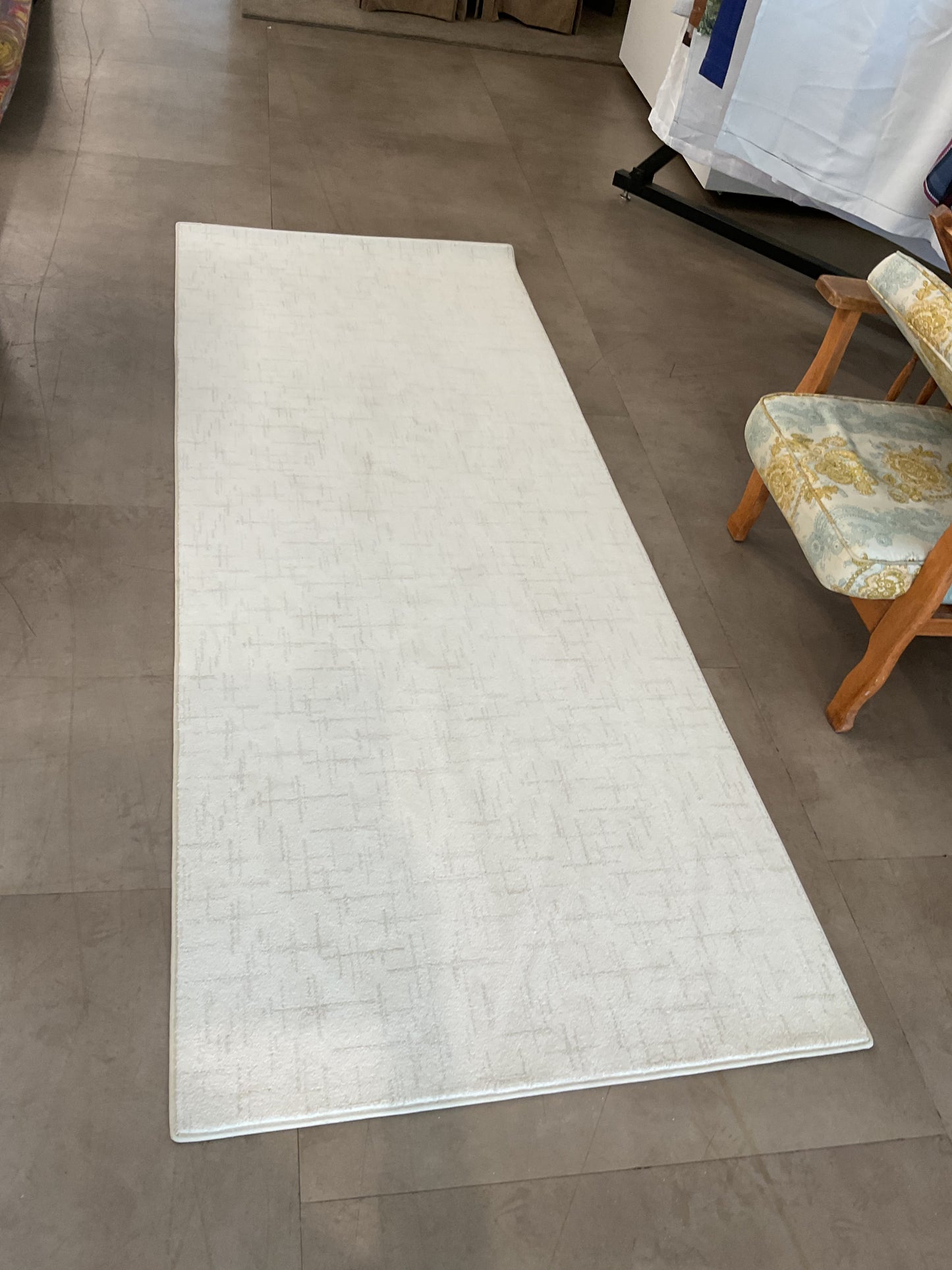 Long and White Rug (R123)