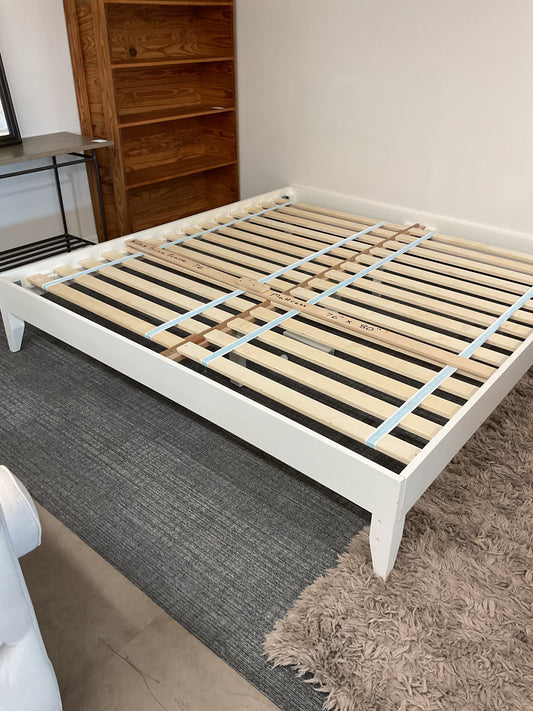 W.E King Platform Frame White (B189)