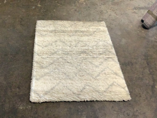 White shaggy rug(R015)
